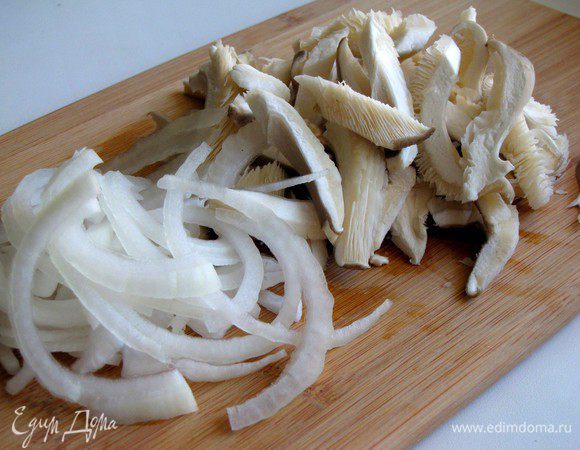Грибы (у меня вешенки) нарезать соломкой, лук тонкими полукольцами.