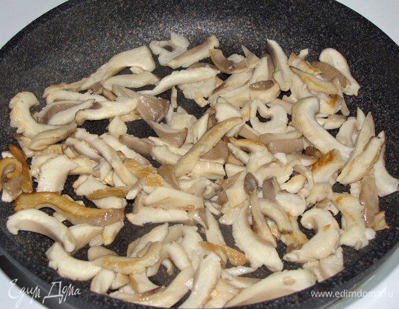 Разогреть в сковороде 1 ст. л. растительного масла и обжарить грибы. Сковороду отставить в сторону.