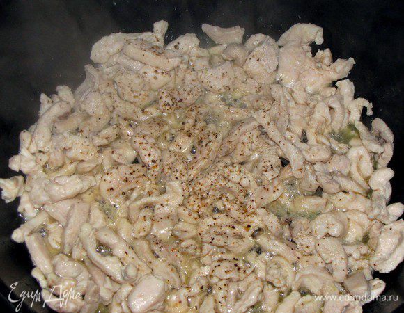 Поджарить филе на оставшемся масле в глубокой сковороде или сотейнике примерно 7 минут. Слегка посолить, поперчить.