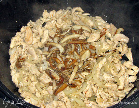 Добавить обжаренные грибы.