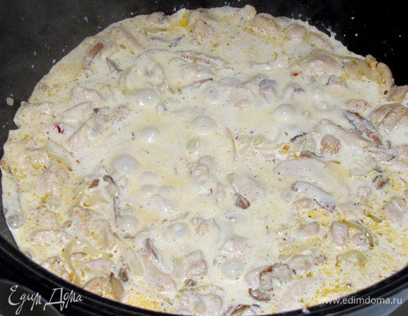 Залить все сливками. Снова посолить и тушить 5 минут на медленном огне. Дать сливкам немного выпариться. За это время куриная грудка станет очень нежной и сливочной.