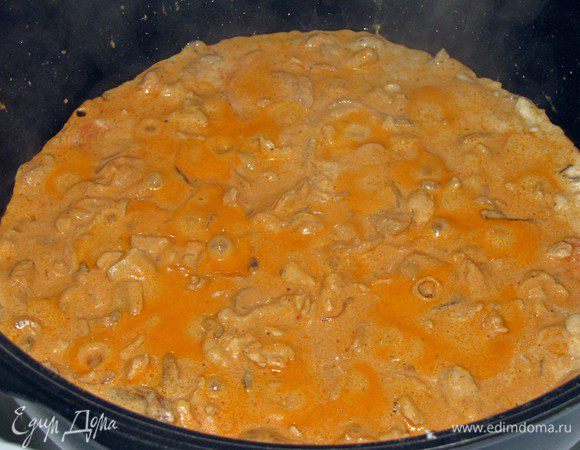 Добавить томатную пасту. Она придаст пикантность и слабую кислинку. Еще пару минут и курица по-строгановски готова.