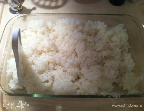 Пока рис варится займемся заправкой, смешаем сахар, соль и уксус и хорошенько размешаем.
Когда рис сварится открываем крышку и выкладываем его широкую стеклянную посуду, используя при этом лопаточку из пластика или дерева. Когда рис будет выложен в посуду поливаем его заправкой и интенсивно рубящими движениями мешаем. Даем ему немного остыть до комнатной температуры.