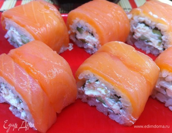 Приступаем с скручиванию роллов. На циновку кладем 1/2 листа нори и отступив от себя 2 см выкладываем рис (руки каждый раз, перед таем как взять порцию риса смачиваем в воде) Стараемся выкладывать рис заходя за пределы листа нори см на 2. Переворачиваем.
Выкладываем сливочный сыр и начинаем скручивать ролл. После того как ролл свернули раскладываем пласты форели по всей длине ролла и прижимаем циновкой. Дале разрезаем пополам и потом каждую половинку разрезаем на 2 части.
Приятного аппетита!