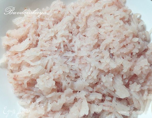 Рыбное филе и репчатый лук перекрутить в мясорубке через мелкую решетку.