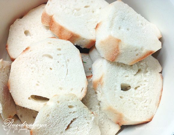 В глубокую миску положить мякоть батона и залить ее небольшим количеством молока.