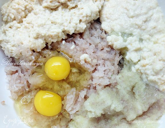 В фарш добавить яйца и размоченную мякоть батона.