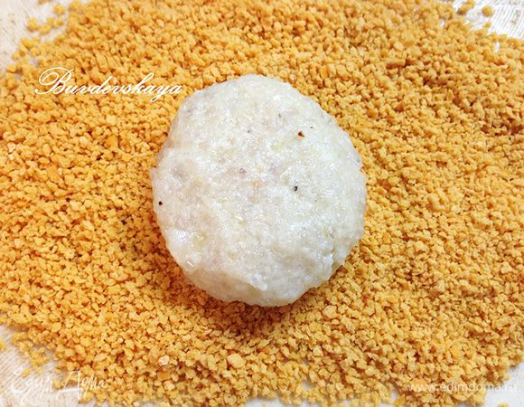 Сформировать котлетку и обвалять ее в панировочных сухарях (внутрь можно положить кусочек сливочного масла с зеленью, зелень с чесноком, сыр и другие начинки).