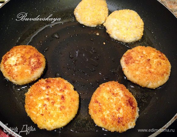Жарить в сковороде на растительном масле до образования золотистой корочки. ENJOY !