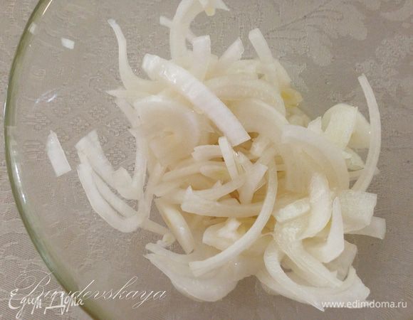 Нарезать луковицу тонкими полукольцами, сложить в маленький салатник и залить винным уксусом. Оставить мариноваться на 5 минут. Остатки уксуса слить.