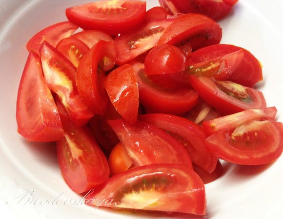 Помидоры помыть, высушить и нарезать небольшими дольками (помидорки черри напополам). Сложить в салатник.