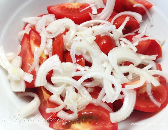 Добавить к помидорам замаринованный лук.
