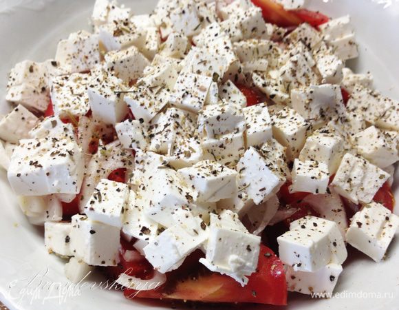 Вынуть брынзу из рассола и аккуратно нарезать небольшими кубиками. Добавить к салату.
Помолоть черный перец по вкусу, соль (при необходимости);  отделить от стебля листики тимьяна и добавить в салат (если нет свежего тимьяна, орегано или базилика можно добавить щепотку сухих «итальянских трав»).
Заправить салат оливковым маслом, аккуратно перемешать.  ENJOY! 
