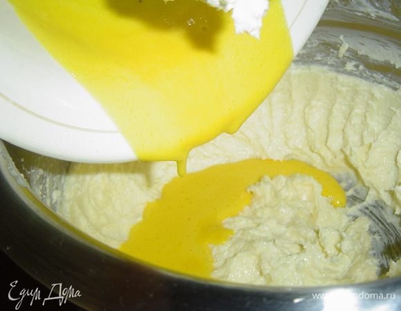 Размягченное сливочное масло взбиваем со 150 г сахара и внильным сахаром. Яйца разделяем на желтки и белки. Желтки взбиваем и добавляем к взбитому маслу, и еще раз взбиваем.