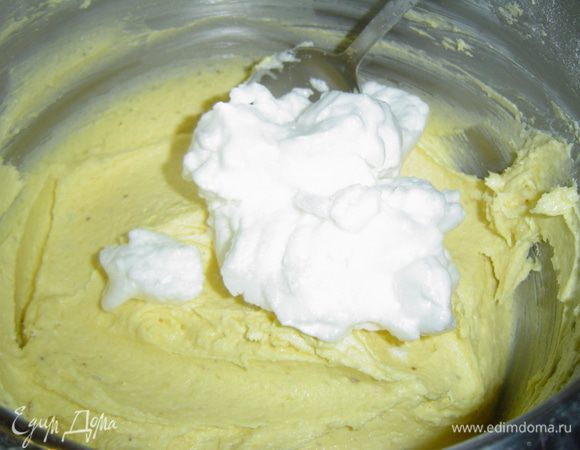 Белки взбиваем с 50 г сахара до устойчивых пиков, а затем аккуратно вводим в тесто и перемешиваем (аккуратно!!!).