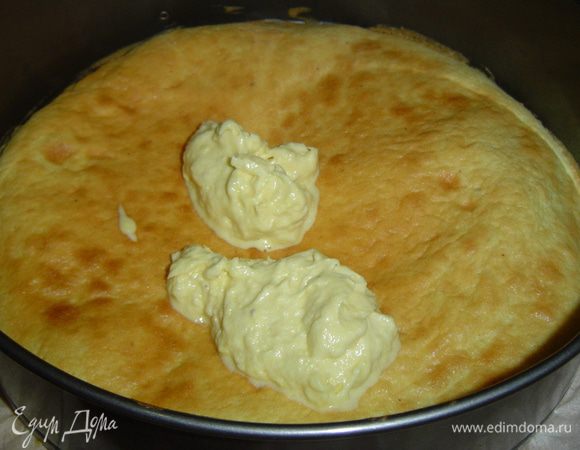 Затем вынимаем форму из духовки и на корж выкладываем 2 столовые ложки теста, размазываем его по коржу и снова отправляем в духовку.