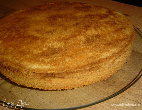 Даем торту остыть, а затем извлекаем его из формы.