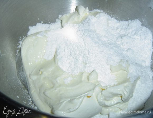 Пока торт остывает мы готовим крем, для этого взбиваем сметану с сахарной пудрой. Если крем приготовить заранее и поставить в холодильник, то к моменту нанесения его на торт крем загустеет и станет таким, как надо!