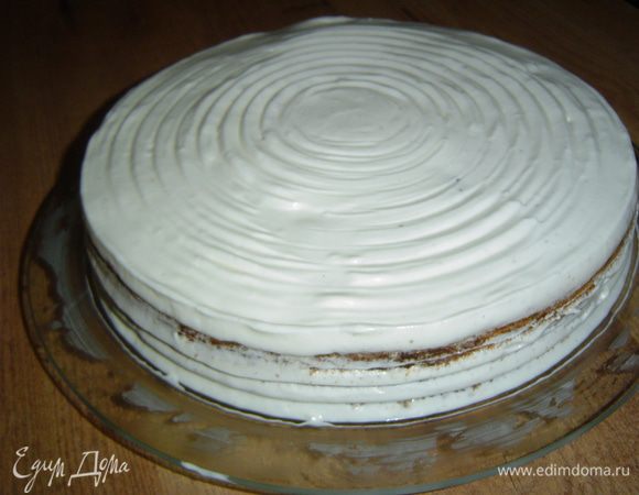 Теперь наносим крем сверху на торт и обмазываем бока.