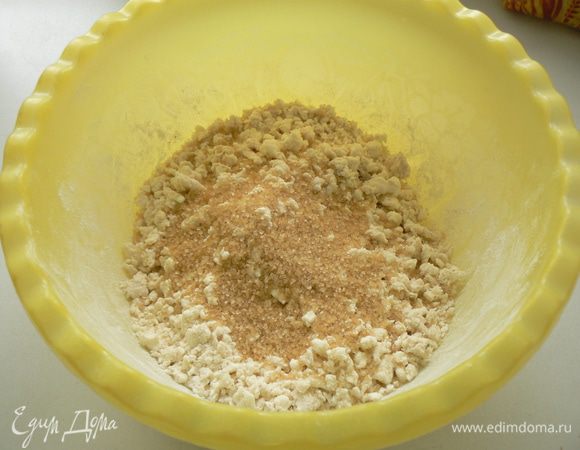 Просеять соль, сахар, разрыхлитель, муку в миску Добавить творог и растереть руками все в крошку. 