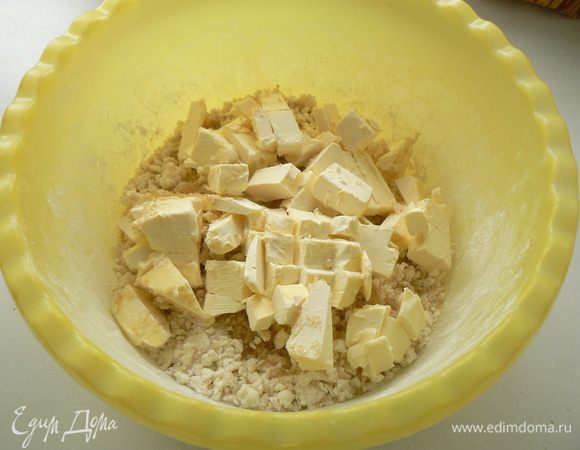  Добавить холодное, нарезанное кубиками масло и снова все растереть в крошку. Влить ледяную воду.