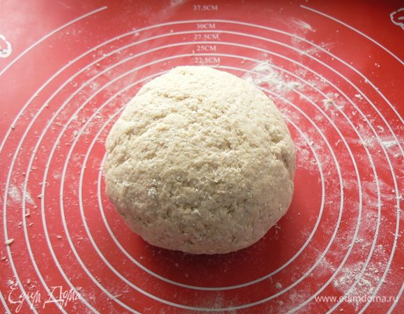 Замесить мягкое эластичное тесто. Положить его в холодильник минимум на 30 минут.