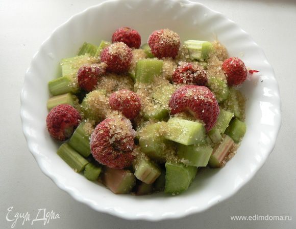 ревень порезать на кусочки, клубнику тоже,добавить сахар, крахмал, корицу