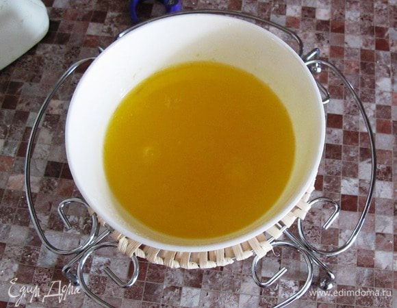 Растопить масло. Бананы в блендере превратить в пюре.