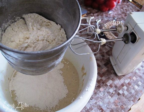 Соединить масло с белками, и ввести просеянную муку, продолжая взбивать. Вмешать банановое пюре.