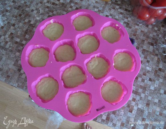 Формочки на три четверти заполнить тестом. Силиконовые смазывать не надо.