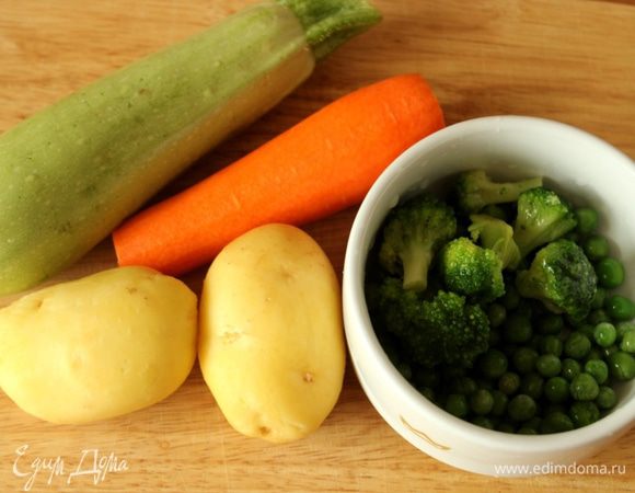 Подготовить овощи - помыть и очистить.