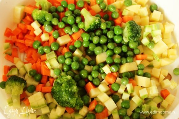 Выложить все овощи в чашу пароварки и сварить до полуготовности в течение 5 минут на пару. Если овощи молодые, то этот шаг можно пропустить...