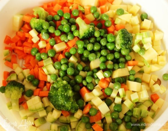 Выложить все овощи в чашу пароварки и сварить до полуготовности  в течение 5 минут на пару. Если овощи молодые, то этот шаг можно пропустить...