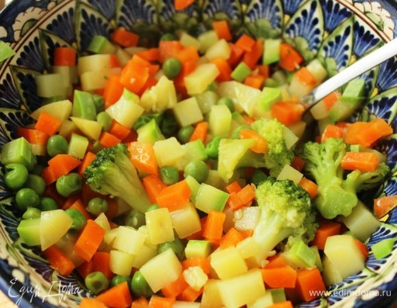 Переложить в чашку, слегка посолить и полить оливковым маслом, перемешать.