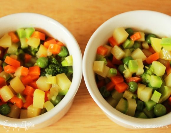 Разложить овощи по порционным формам.