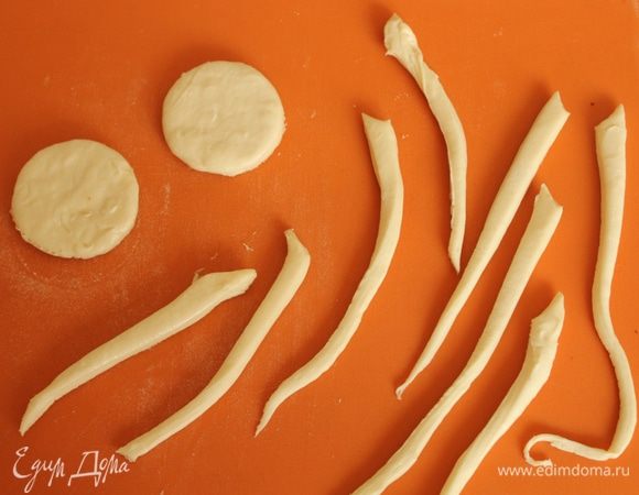 Тесто слегка раскатать и вырезать головы и щупальца осьминожков.