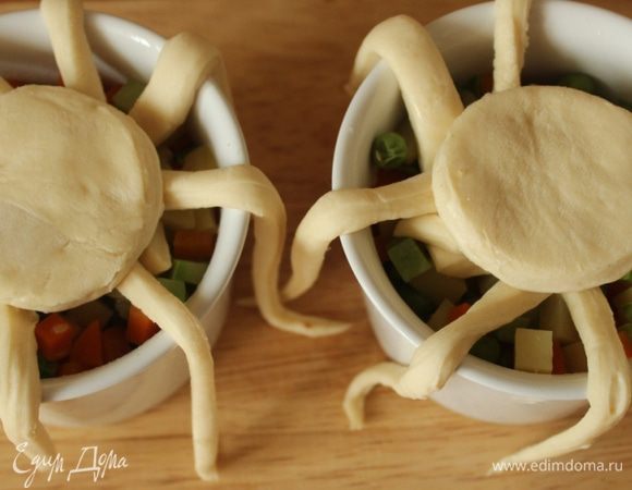 Выложить тесто поверх овощей. Щупальца должны свисать по всей длине.