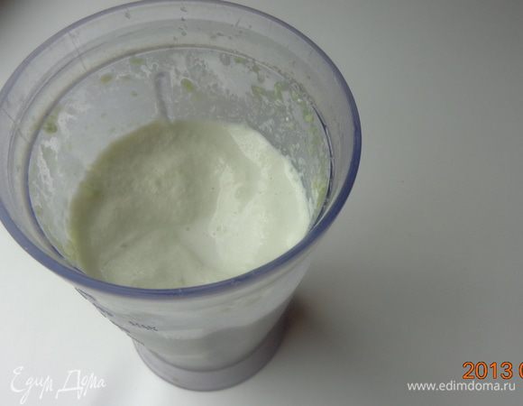 В блендер положить замороженный огурец, сыр, сметану, лимонный сок, соль и перец и тщательно взбить все вместе.