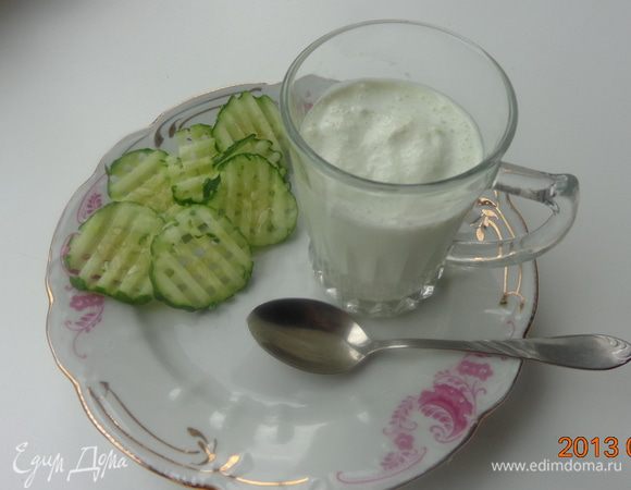 Подавать сразу же - на вид и вкус точно мороженое! Но когда немного подтает, получается чудесный освежающий коктейль. Даже не могу выбрать, что лучше! 
Пробуйте!!!