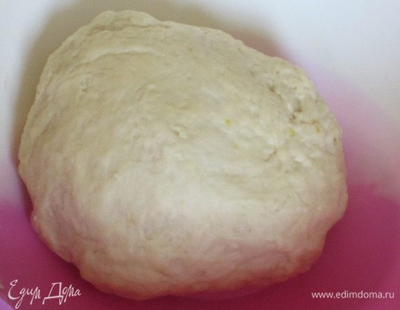 Тесто: Дрожжи развести в тёплом молоке. Просеять муку, добавить дрожжи, яйца, сахар, мёд, цедру, ванилин и  хорошо вымесить тесто (примерно 8 минут).