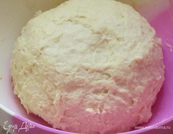 Добавить сливочное масло комнатной температуры, соль и вымесить тесто до гладкого и однородного состояния.