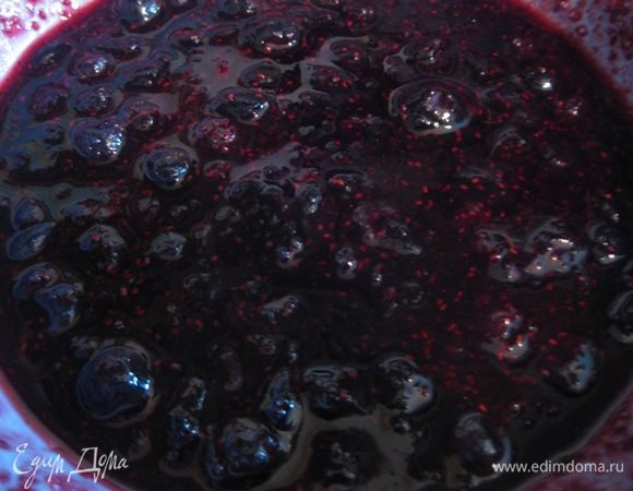 Разогреть духовку до 180 градусов. Чернику с сахаром помолоть в блендере, либо перетереть в ступке.