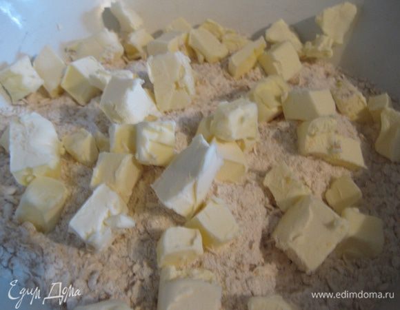 Добавить холодное масло, нарезанное кубиками.