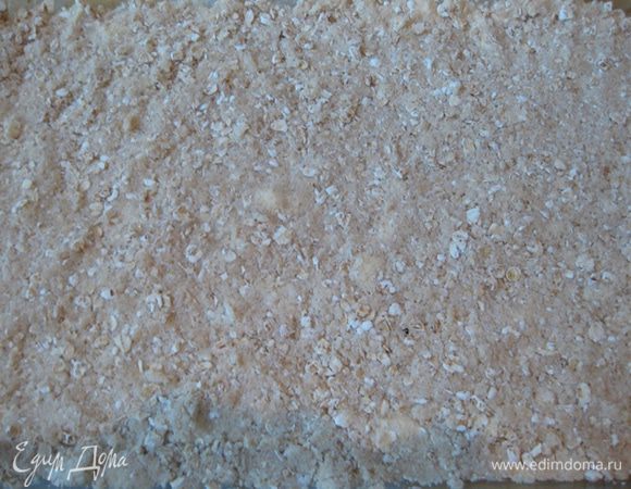 Форму смазать маслом или застелить пергаментом, выложить 2/3 нашей крошки в форму, утрамбовать.