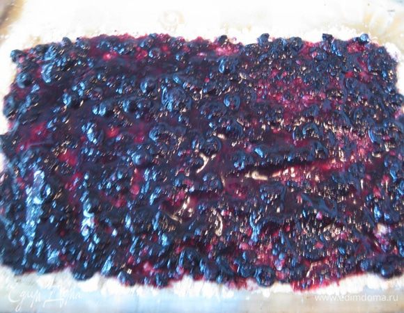 Сверху выложить всю чернику, равномерно распределить по форме.