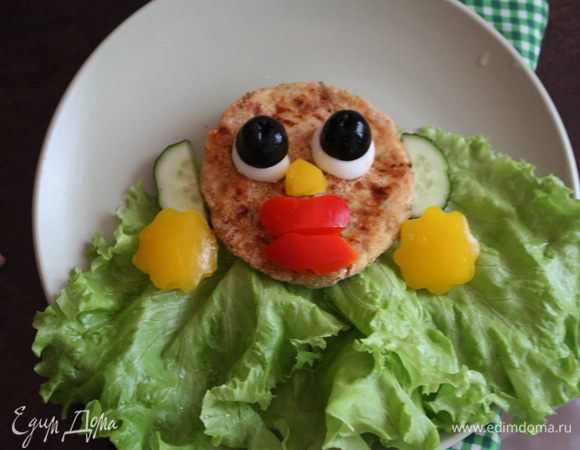 Отвариваем макароны в чуть подсоленной воде.  Кладем котлетку посередине и начинаем украшать. Режем перепелиное яйцо дольками и выбираем одинаковые кружочки для глазок. на них кладем половинки маслинок и маленькие веточки укропа "реснички")) Из желтого перца обычными формочками для печенья вырезаем цветочки и ножом нос. Из красного перца вырезаем губки. Верхняя: вырезаем сердечко и нижнюю его половину аккуратно отрезаем. Нижнюю можно ножом вырезать,как вам понравится. Ушки делаем из разрезанного пластика огурчика.