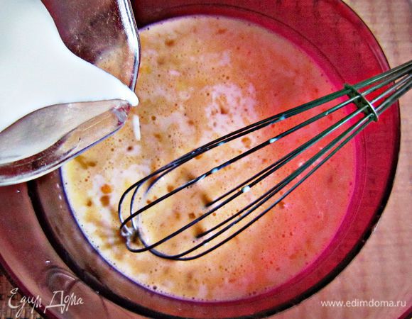 В миске взбить венчиком яйца и, продолжая взбивать, добавить оставшееся молоко. Влить в молочно-яичную массу разведённый крахмал.