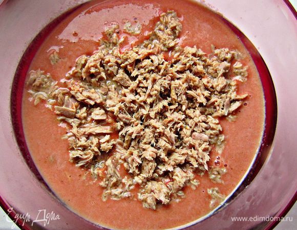 Туда же добавить мясо тунца...