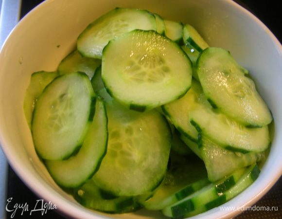 Огурец режем на тонкие дольки. Присыпаем солью и оставляем минут на 20-30. Сливаем выделившийся сок.
