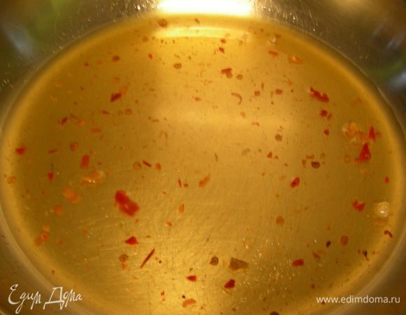 Для маринада смешиваем уксус, сок, сахар, рыбный соус и соус чили. Помешивая, доводим его до кипения. Снимаем с огня. Добавляем в маринад огурцы и оставляем остывать.
